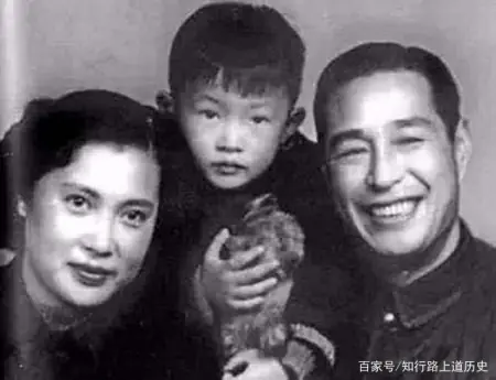 秦怡被确诊了肠癌，医生直言“活不久”，结果98岁仍容光焕发